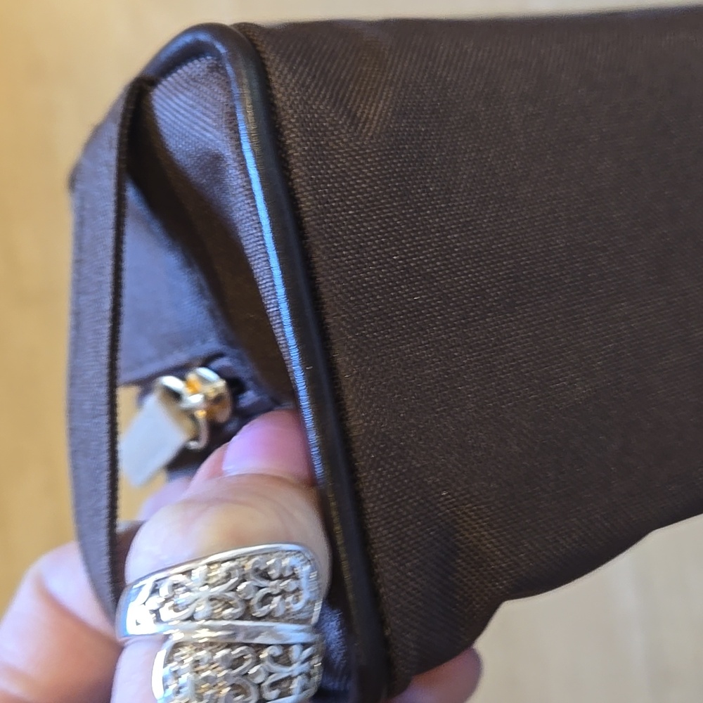 BVLGARI Parfums for Emirates Brown Zipper Travel Pouch - Picture 7 of 11